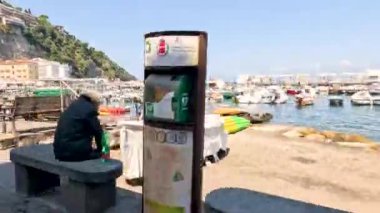 Turistler hareketli bir kıyı kasabasını keşfediyorlar.