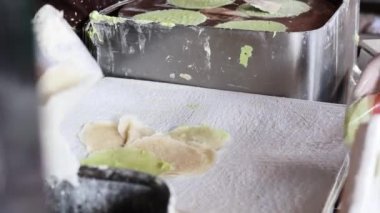 Pamuk helva kreplerinin hazırlanması ve şekillendirilmesi