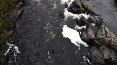 Llangollen 'den akan nehir manzaralı binalar.