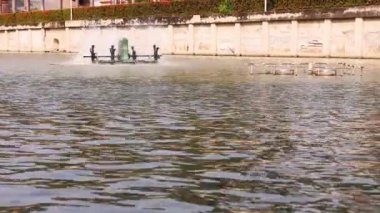 Nehir kıyısında su türbini çalışıyor.