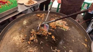 Tavada sebzeli erişte pişirmek..