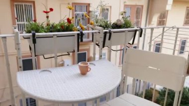Balkon masasında bir kahve fincanı.