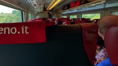 Yolcular tren pencerelerinden manzaranın keyfini çıkarıyorlar