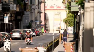 Napoli caddesinde scooter ve yaya.