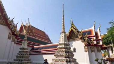 Turistler pagoda ve mimariye hayran.