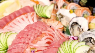 Renkli bir suşi ve sashimi gösterisi.