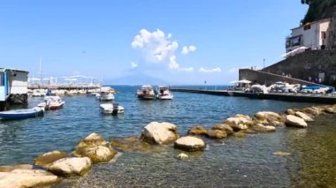 Resimli bir sahil rıhtımına yanaşmış tekneler.