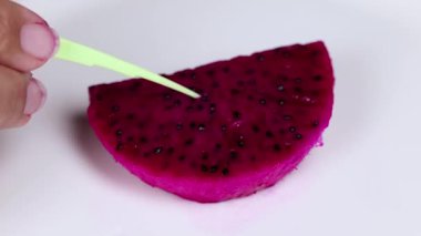 El ejderha meyvesi diliminden tohum alıyor.