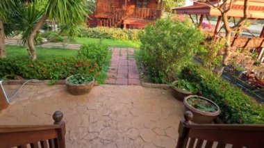 Geleneksel Tayland eviyle huzurlu bahçe sahnesi