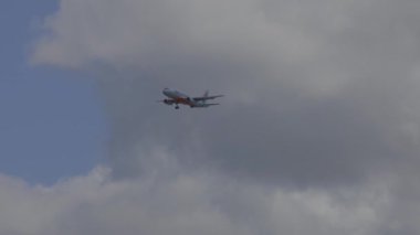 Currumbin Sahili 'nde bulutlu gökyüzünde uçan uçak