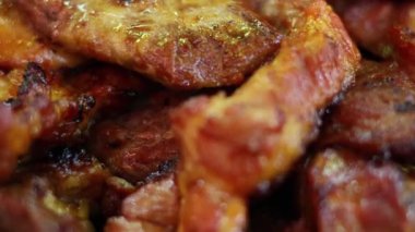 Sulu ızgara et pişirirken yakından bakın.