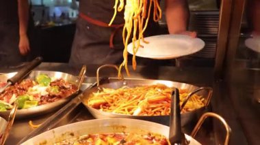 Melbourne pazarında yemek servisi yapan kişi