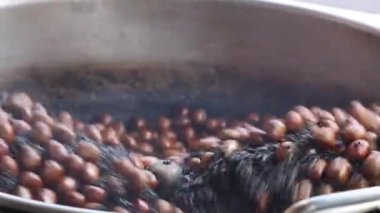 Kahve çekirdekleri eşit şekilde karıştırılıp kızartılıyor.