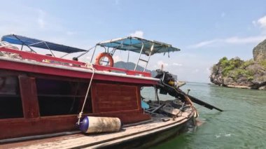 Geleneksel tekne yükselen kireçtaşı kayalıklarından geçiyor