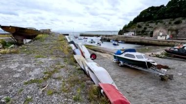 Kayıklar taş bir yol boyunca kenetlendi.