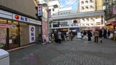 Meşgul bir şehir caddesinde gezinen yayalar