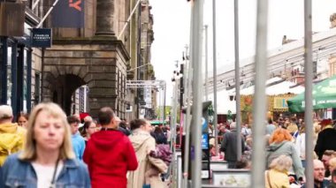 Edinburgh Sınır Bilim Festivali 'nde yürüyen insanlar
