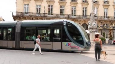 Bordeaux 'ya tramvay geldiğinde insanlar etkileşime giriyor.