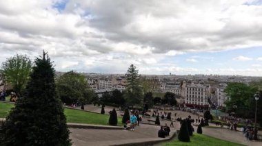 Şehir arkaplanı olan bir parkın panoramik görüntüsü