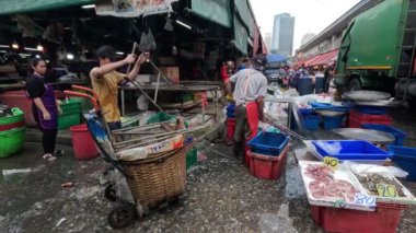 Meşgul bir balık pazarında tedarikçiler ve müşteriler