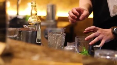 Barmen barda içki hazırlıyor.