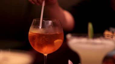 Loş bir barda el yapımı kokteyl.