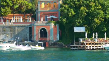 Sorrento, İtalya 'da kayalık mimari ve tekneler