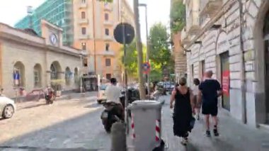 Napoli 'de gezen turistler, kafelerin ve manzaranın tadını çıkarıyorlar.