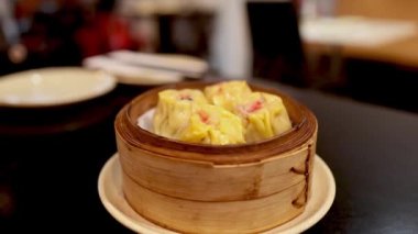 Bambu tenceresinde servis edilen sıcak hamur köfteleri.