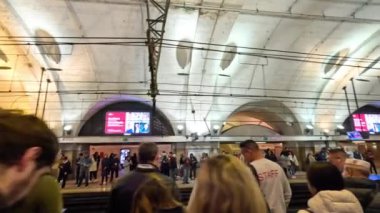 Kalabalık bir metro istasyonunda bekleyenler