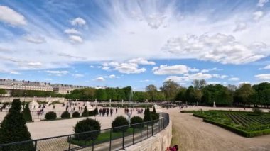 Paris 'te güneşli bir günün tadını çıkaran ziyaretçiler
