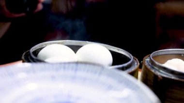 Geleneksel bambu tenceresinde buharlı hamur tatlısı.