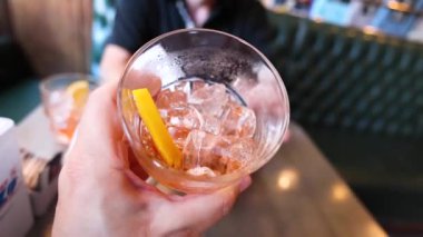 Piedmont, İtalya 'da el ele tutuşan buzlu limon suyu
