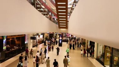 Alışveriş mağazasında dolanıp duran müşteriler.