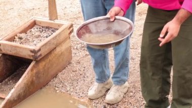 Birlikte altın arayan iki kişi.