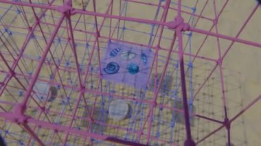 Kumlu sahilde renkli geometrik heykel