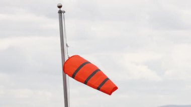 Rüzgâr Sock rüzgar yönü ve hızı gösteriyor