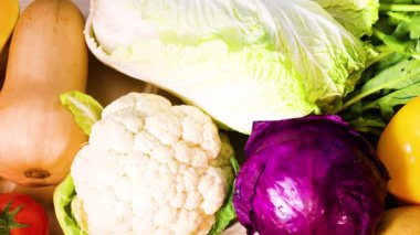 Canlı bir taze sebze karışımı sergileniyor.