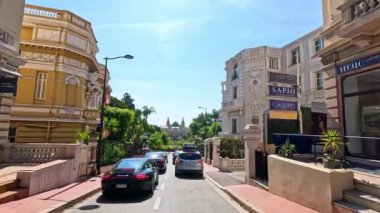Manzaralı Monte Carlo sokaklarında giden arabalar