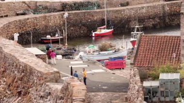 Fife 'da manzaralı bir limanı keşfeden turistler