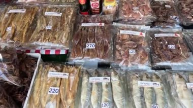 Markette çeşitli kuru deniz ürünleri paketleriName.