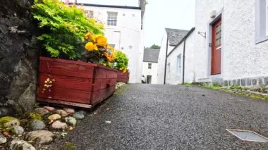 Canlı çiçek kutuları olan tuhaf bir patika.