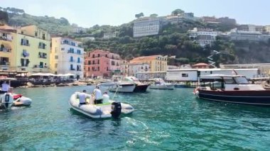 Turistler Sorrento 'da tekne turunun keyfini çıkarıyorlar