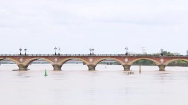 Garonne Nehri üzerindeki köprüde yayalar