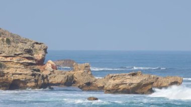 Okyanus dalgaları Mornington yarımadasındaki kayalara çarpıyor.