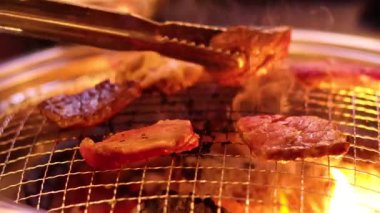 Izgarada et çeviren maşalar