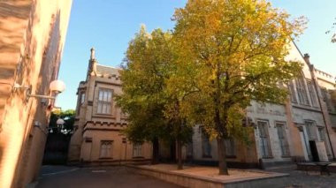 Melbourne Üniversitesi avlusunda güneşli bir gün