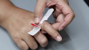 Parmak yaralanmasını sırayla bandajlamanın adımları