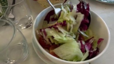 Taze salata ve çatal bıçak.