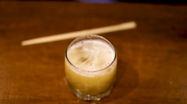 bira cam içine dökülür varlık